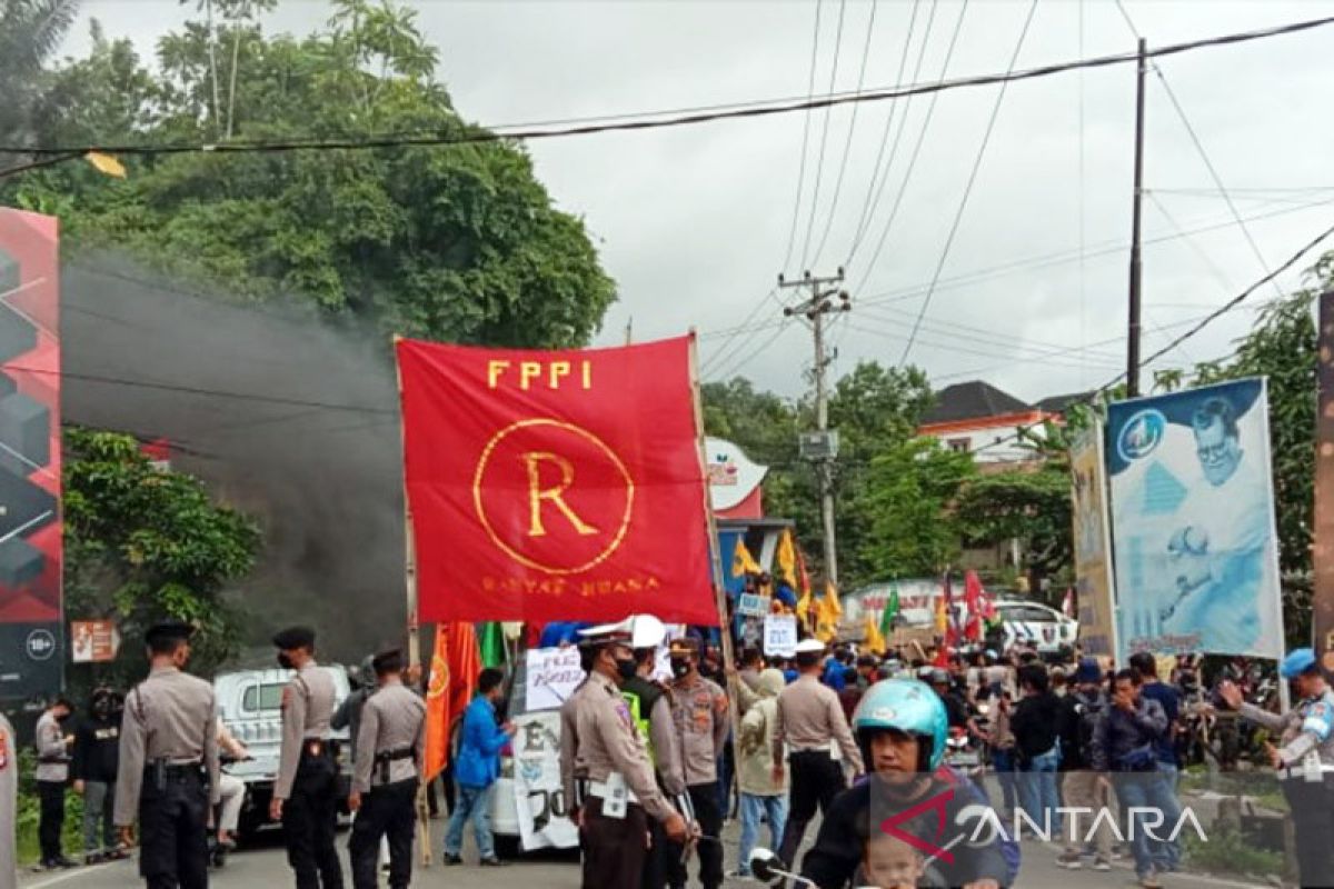 Mahasiswa Mamuju duduki SPBU tolak kenaikan BBM