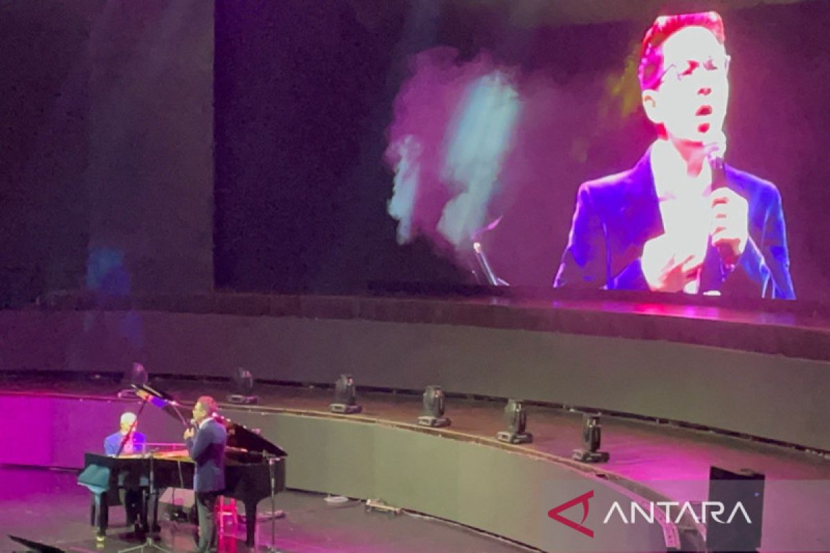 Delon suguhkan kue nastar di tengah konser Jim Brickman