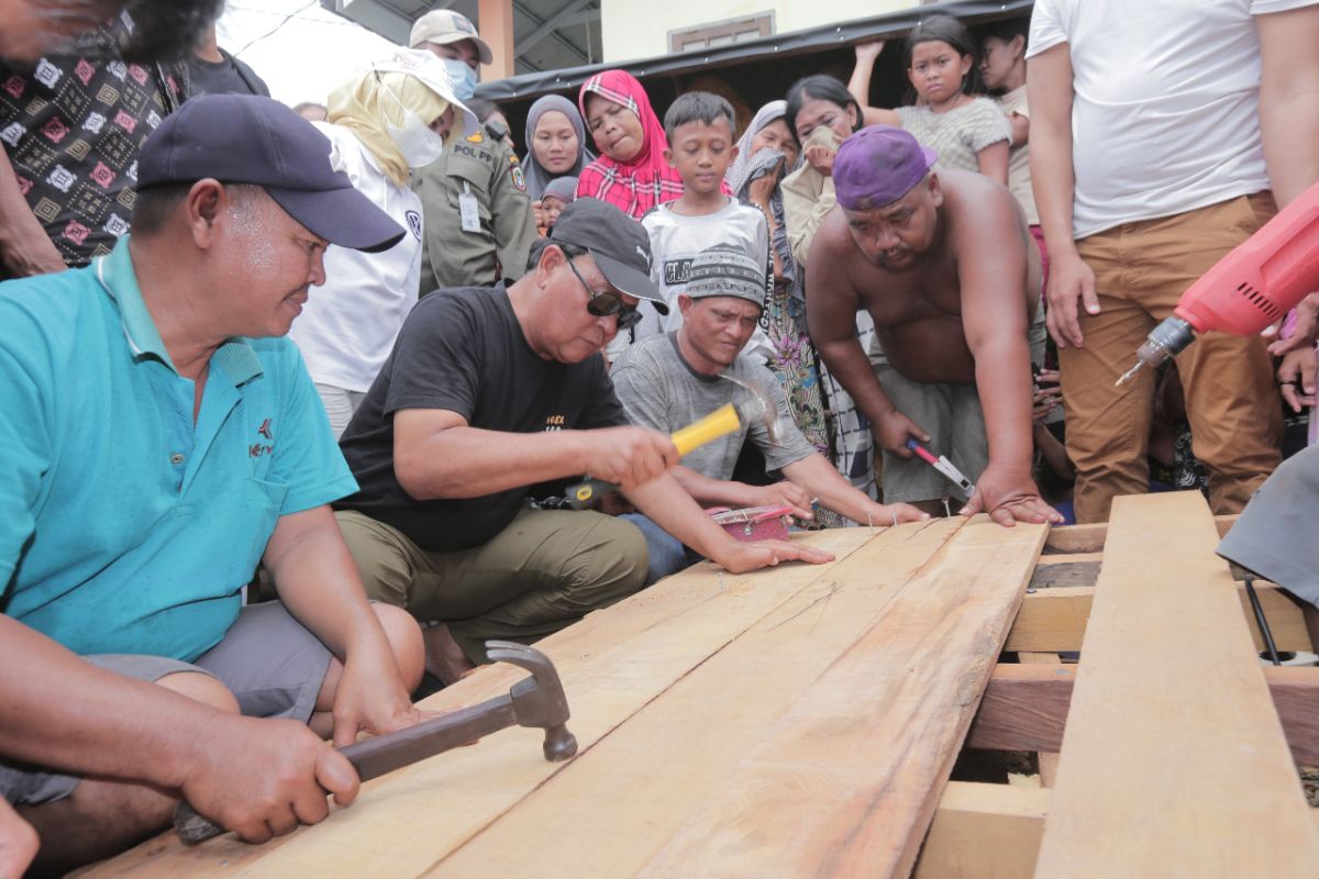 Gubernur Kalsel gotong royong membangun titian jalan bersama warga di bantaran sungai