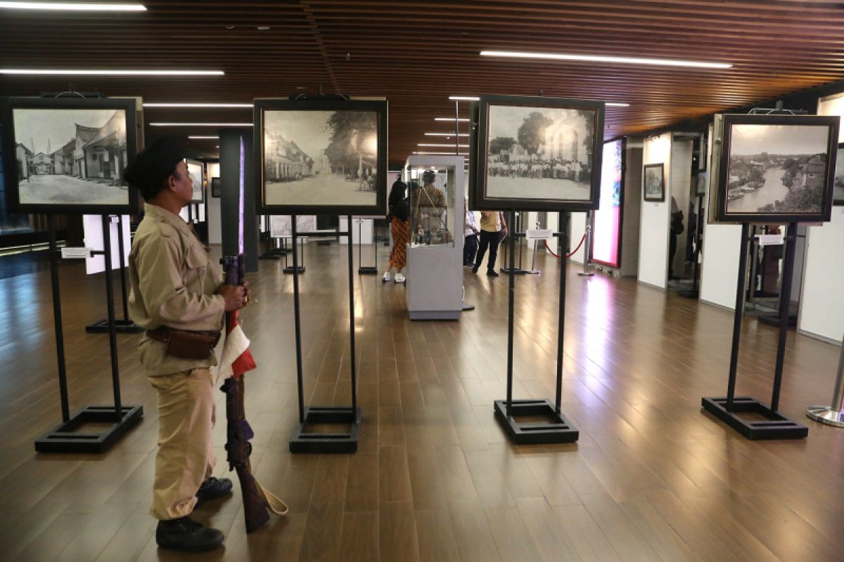 Komunitas pegiat sejarah pamerkan foto Surabaya tahun 1600-1950