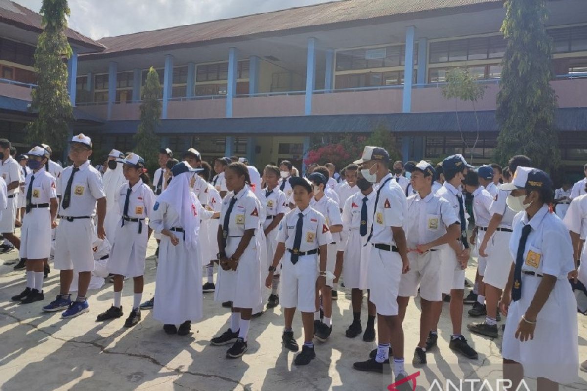Komandan Korem 172/PWY pimpin upacara bendera di SMP Negeri 1 Sentani