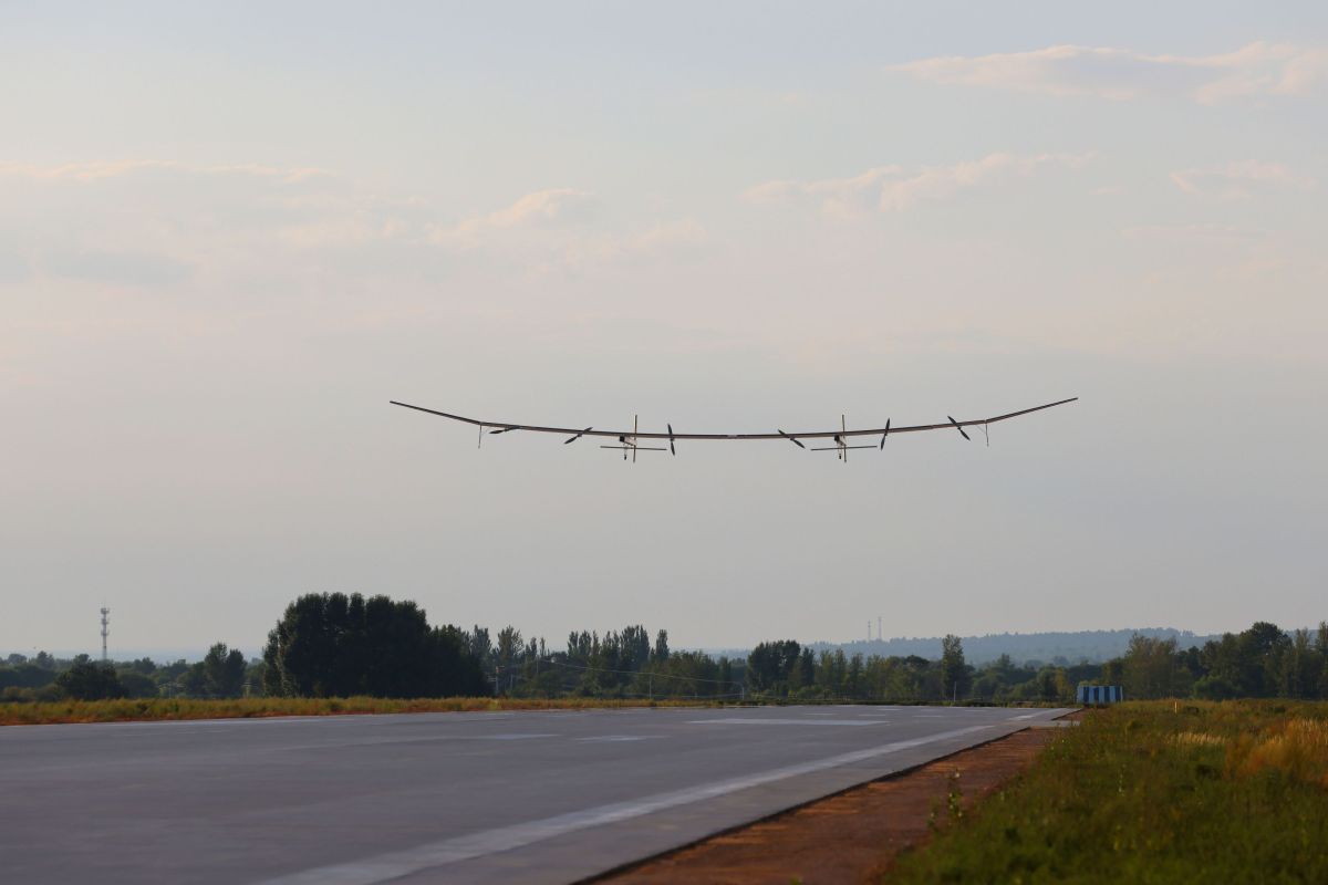 UAV tenaga surya berbadan besar China sukses lalui penerbangan perdana