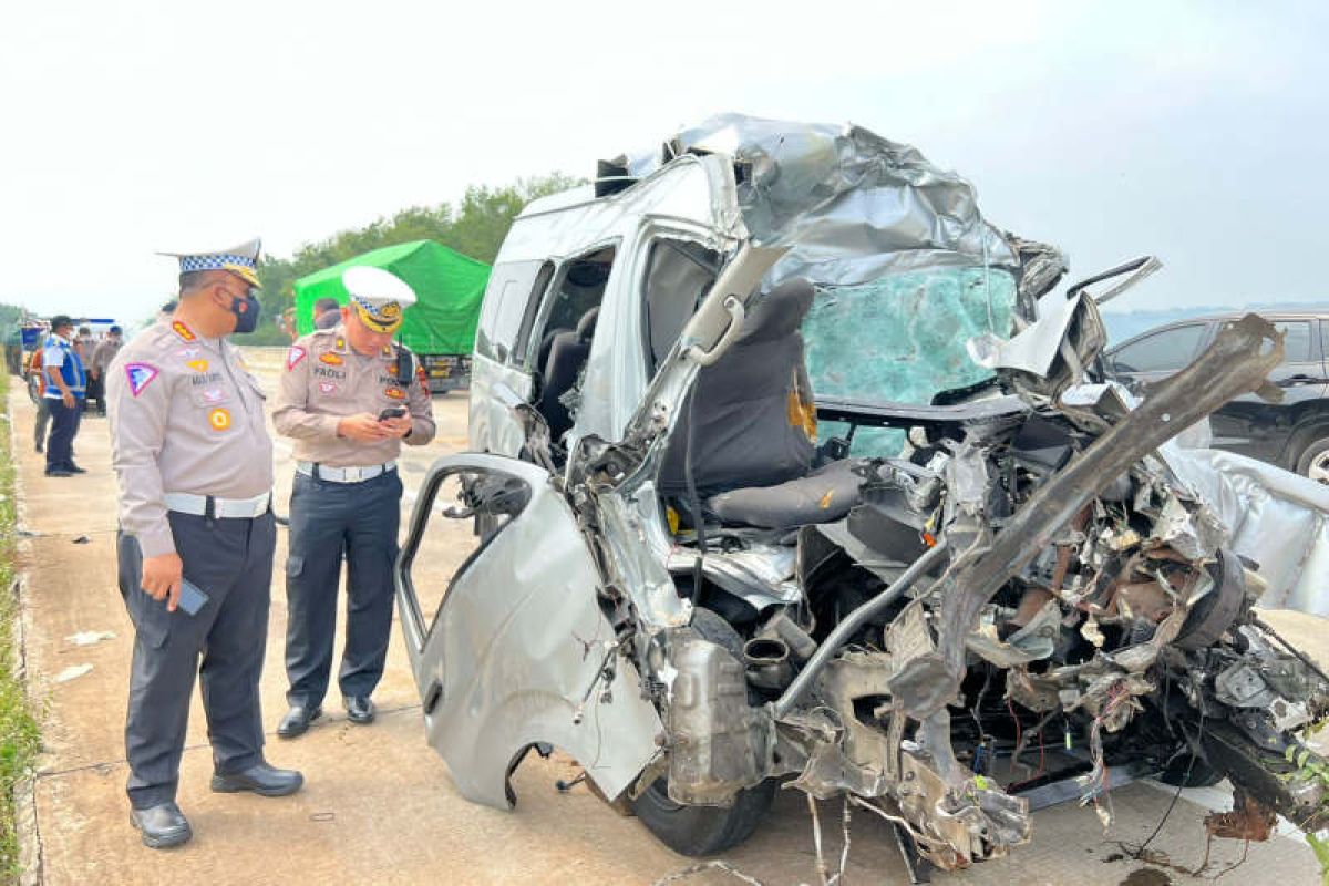 Sebanyak tujuh tewas akibat kecelakaan minibus di Tol Semarang-Batang Jawa Tengah