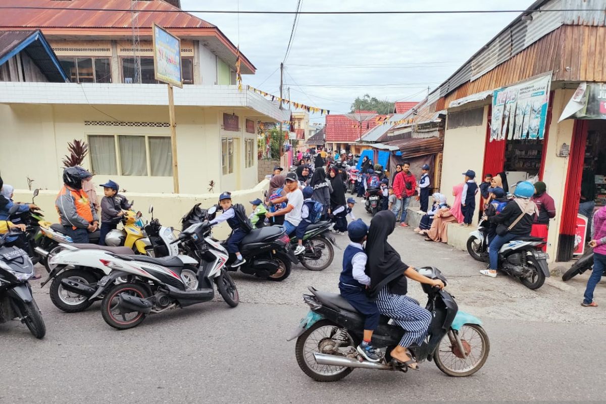 PBM Sekolah di Agam ini terhenti karena Guru mogok kerja dan Kepsek mengundurkan diri