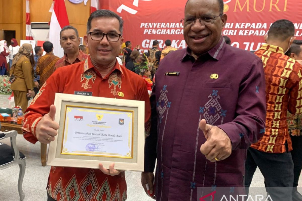 Banda Aceh terima penghargaan 10 juta bendera dari Mendagri
