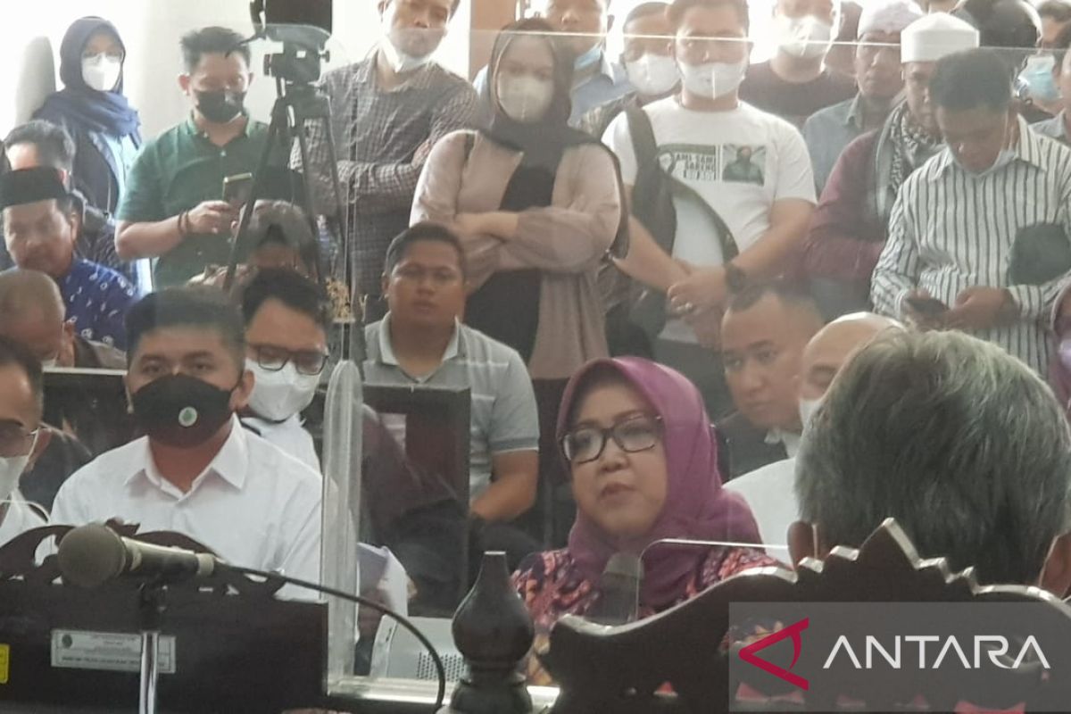 Para kades Bogor hadir di PN Bandung beri dukungan untuk Ade Yasin