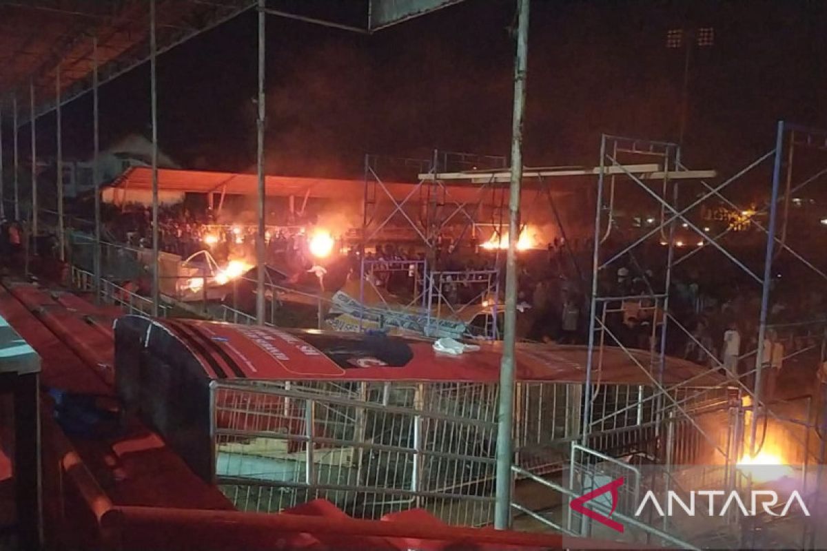 Laga Persiraja vs PSMS Medan batal karena lampu mati, penonton bakar fasilitas stadion