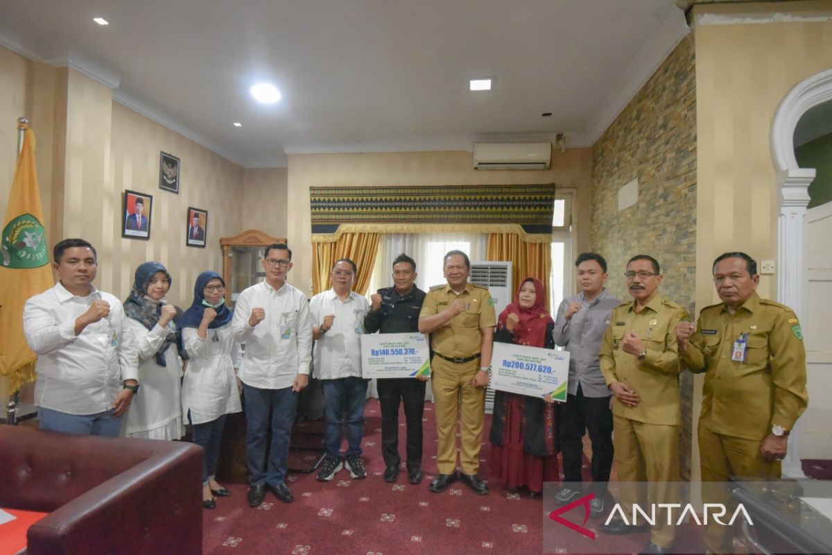 Wali Kota Padang Sidempuan serahkan klaim kematian BPJamsostek kepada warga