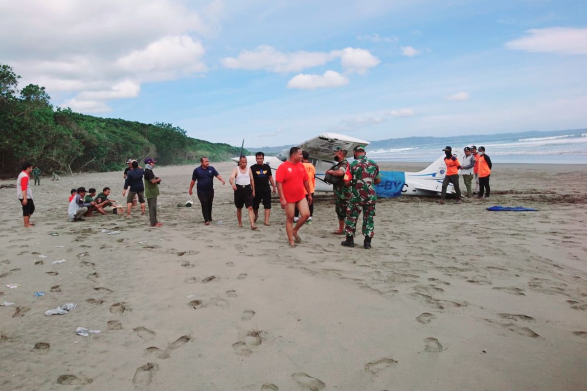 Pesawat latih mendarat darurat di Pantai Ngagelan Alas Purwo Banyuwangi