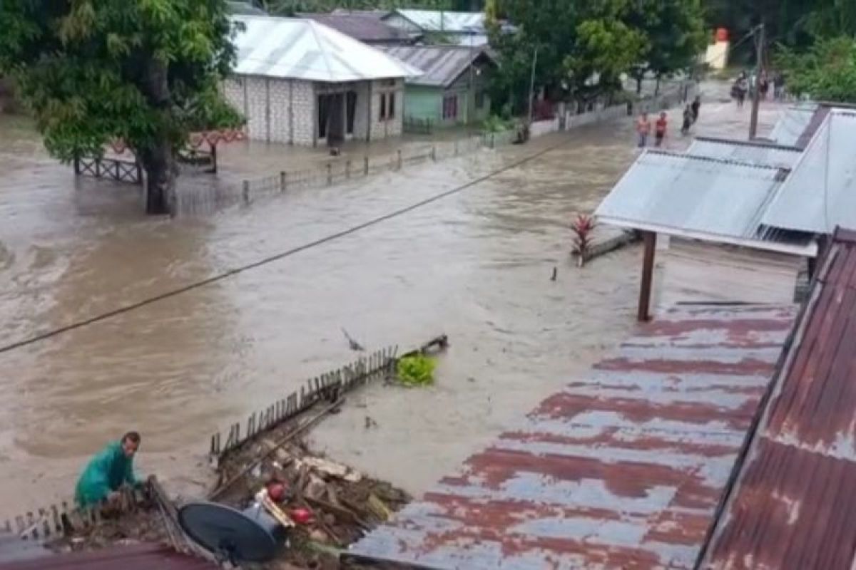 Rumah hancur akibat banjir diperbaiki