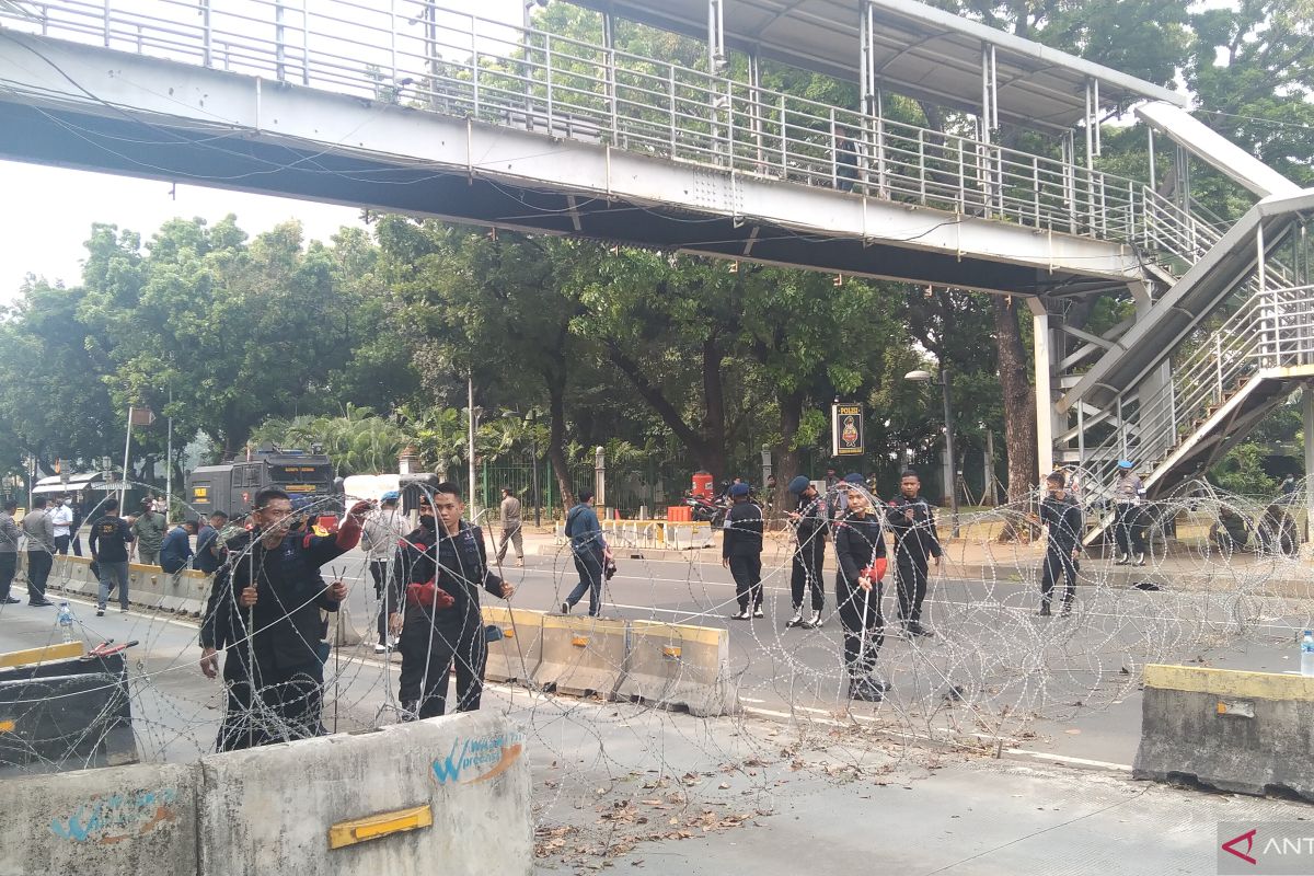 Polisi tutup sementara jalan di sekitar Monas karena ada unjuk rasa