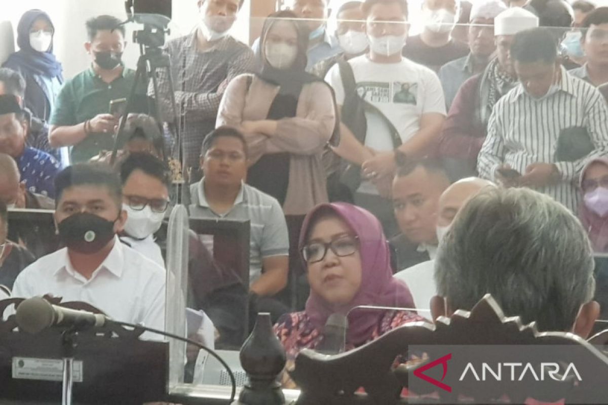 Bupati nonaktif Bogor terisak-isak menangis di persidangan karena merasa difitnah terlibat suap