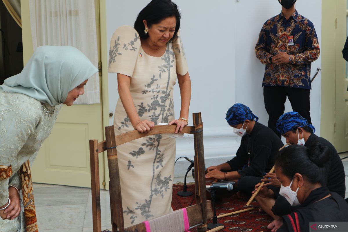 Ibu Iriana Jokowi kenalkan tenun Badui ke Louise AranetaMarcos
