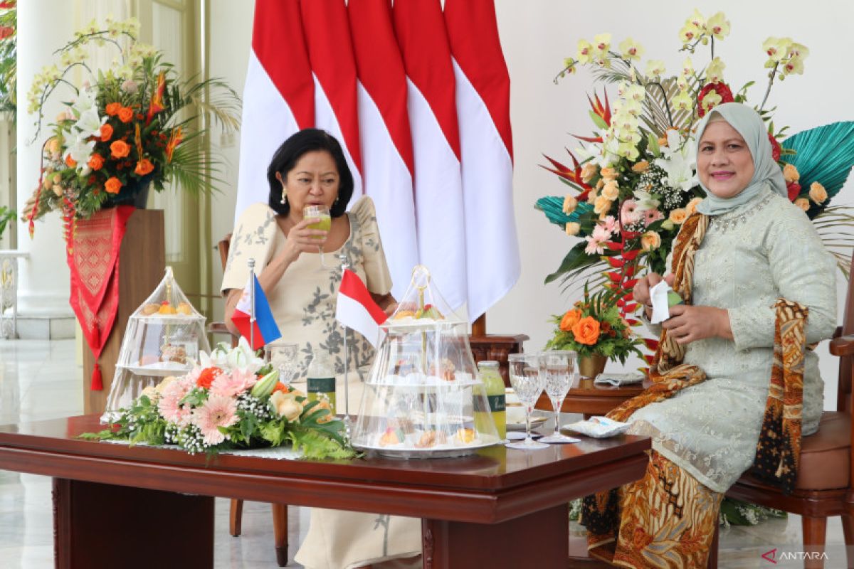 Iriana Jokowi kenalkan tenun Badui ke Louise Araneta Marcos