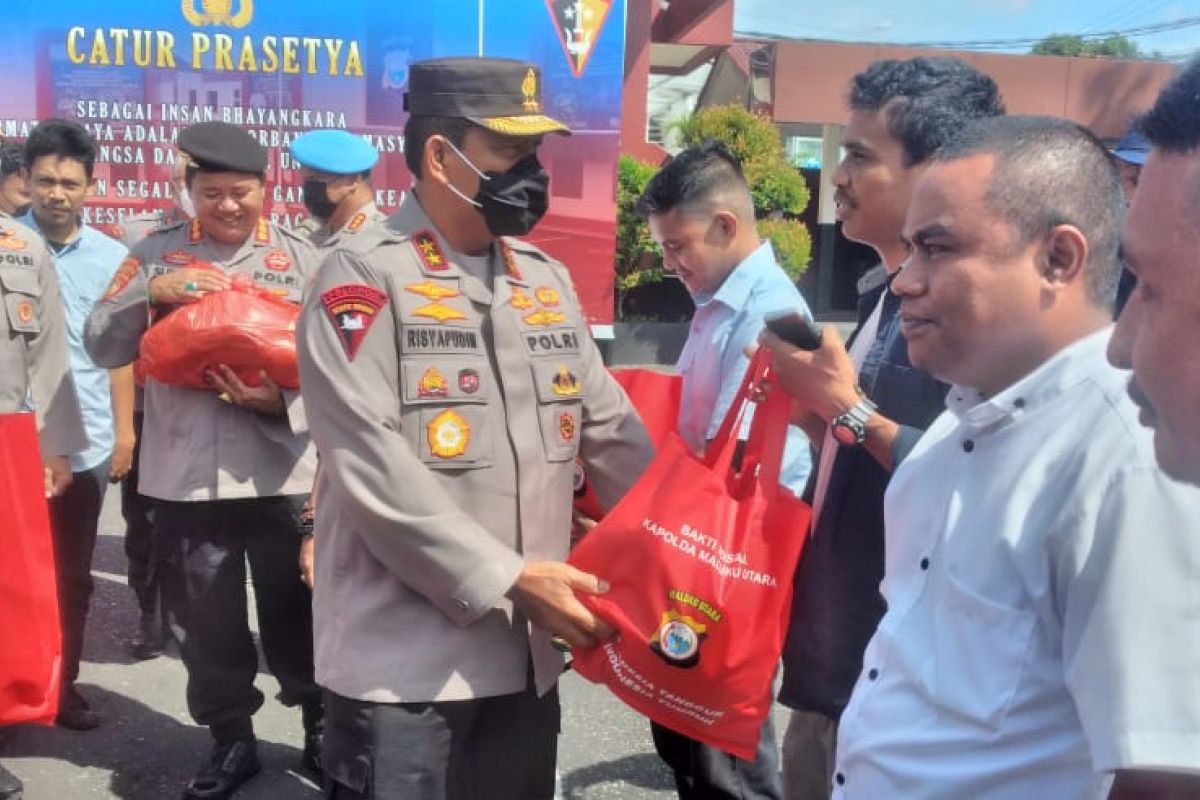 Polda Malut salurkan 2.000 paket sembako dampak kenaikan BBM, semoga tepat sasaran