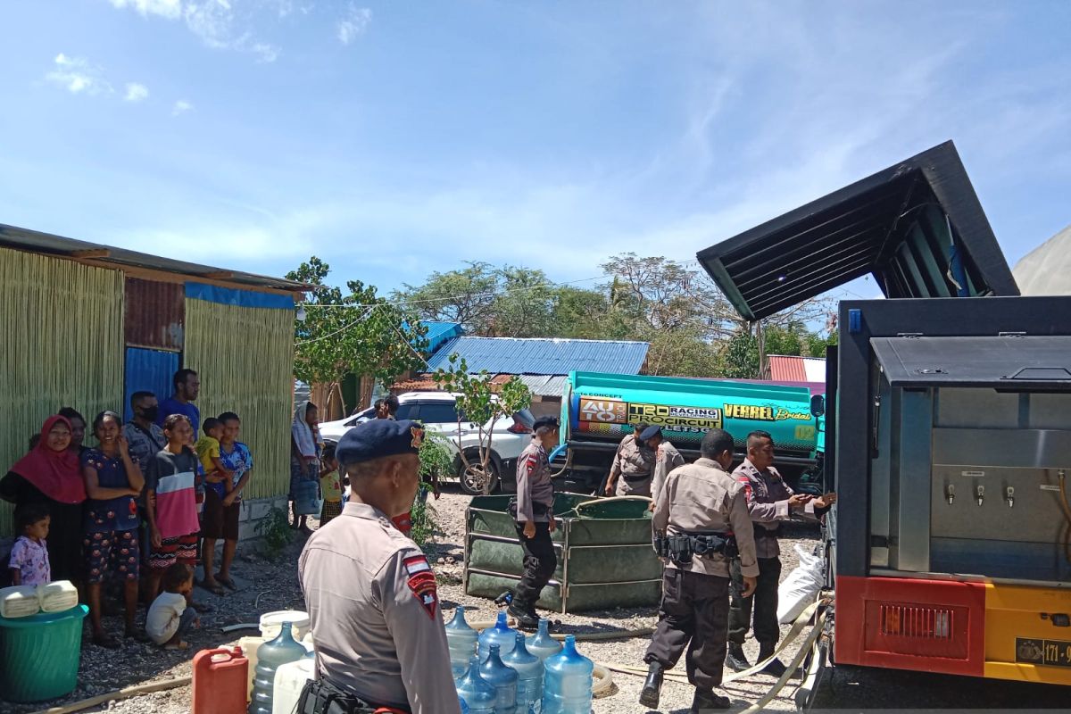 Anggota Brimob NTT bagikan air bersih untuk warga kesulitan air