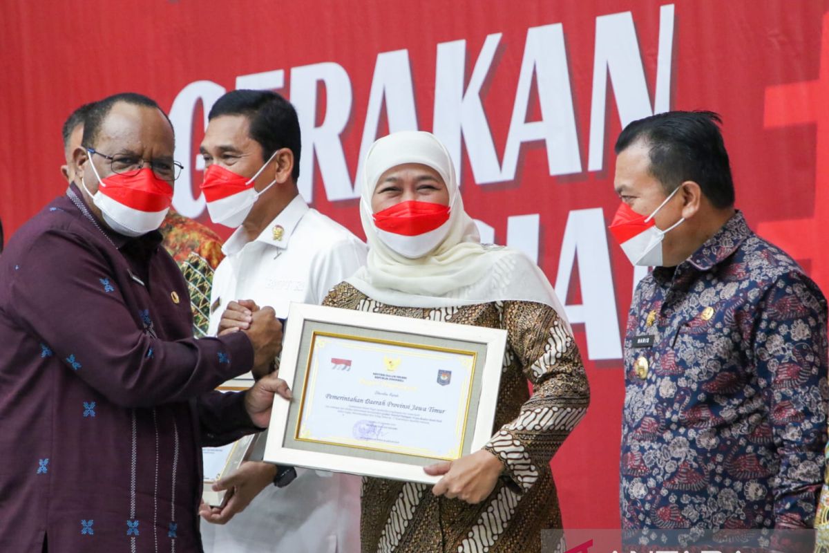 Jatim terima penghargaan atas dukungan pembagian 10 juta bendera merah putih