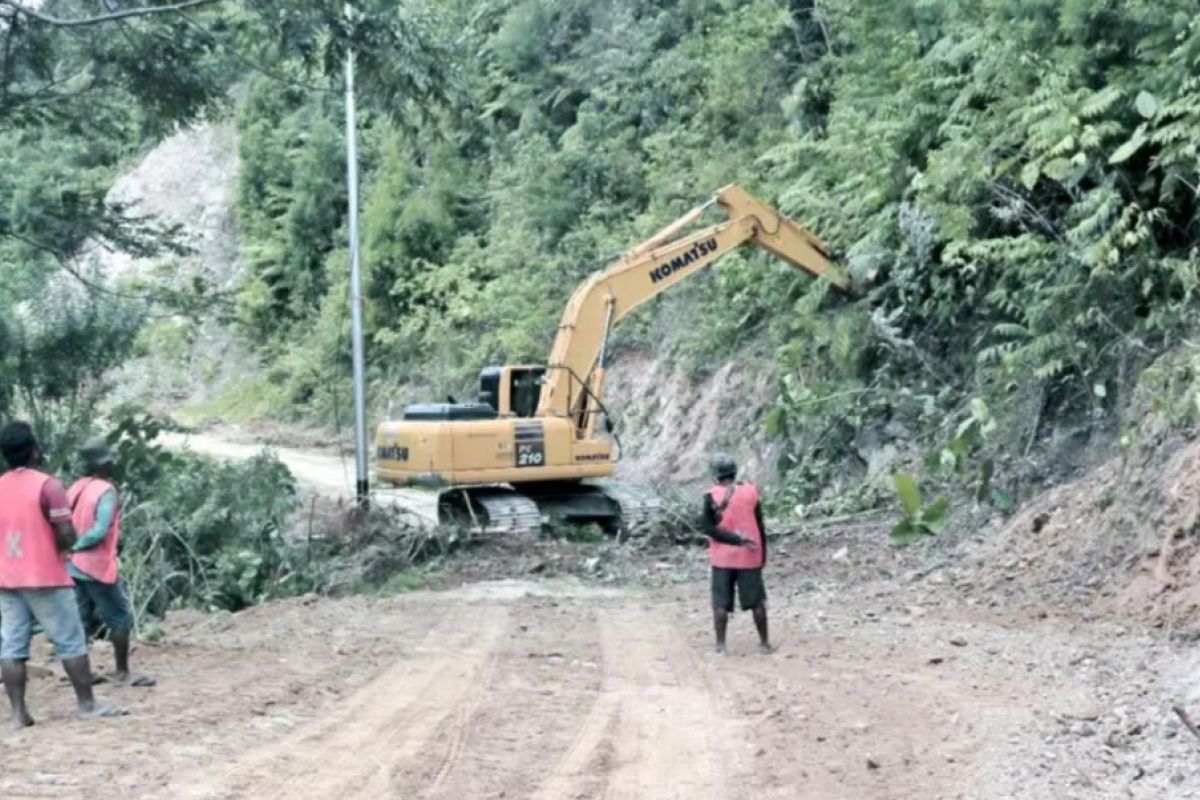 Pemkab Jayapura kerjakan proyek jalan penghubung Doromena-Yongsu Spari