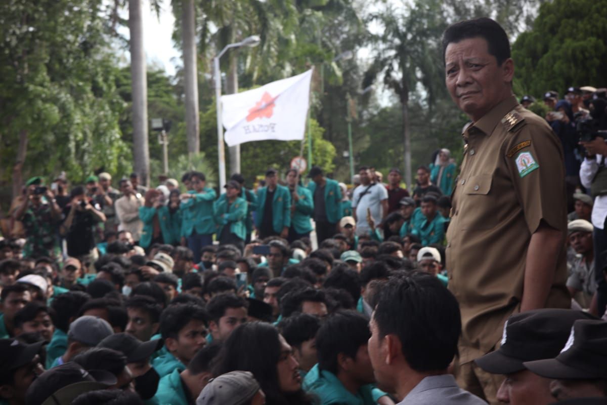 Temui massa, Pj Gubernur ajak mahasiswa bantu selesaikan permasalahan di Aceh