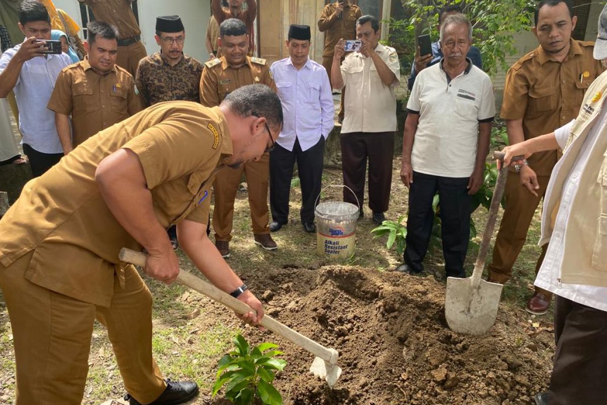 Tingkatkan ketahanan pangan, Lueng Bata bagikan dua ribu bibit alpukat