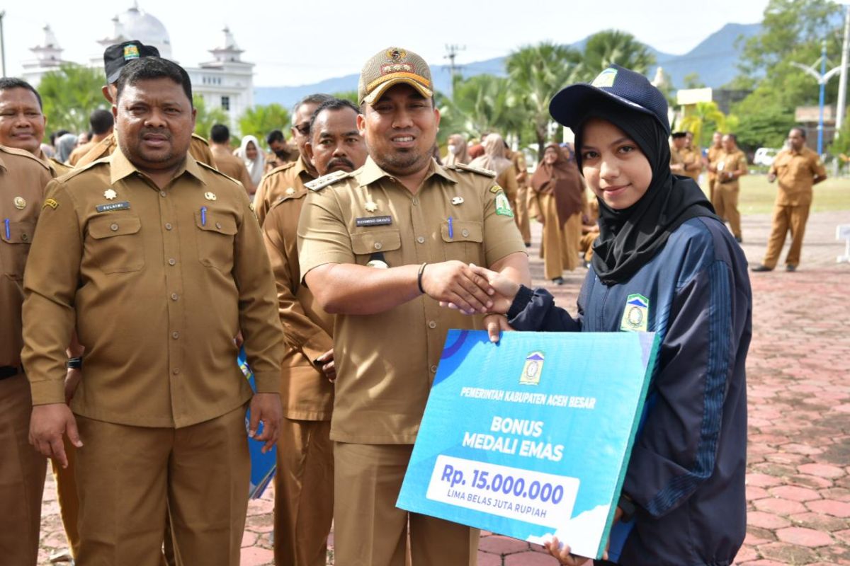 Pemkab Aceh Besar serahkan bonus untuk atlet dan pelatih Popda