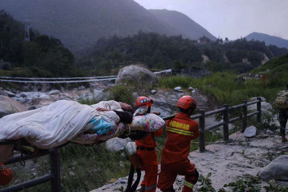 65 tewas akibat gempa bermagnitudo 6,8 di Sichuan, China