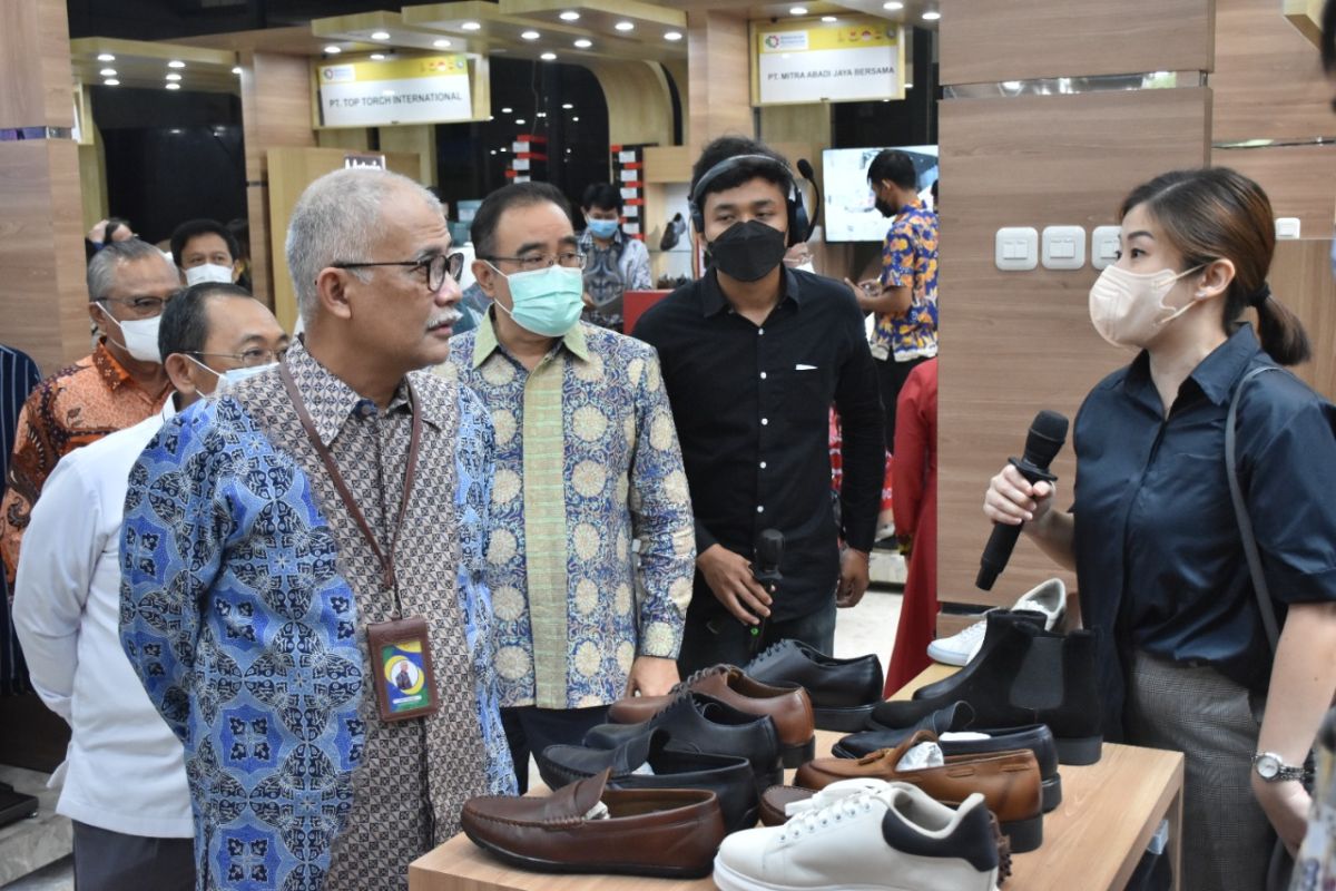 Ministry holds exhibition to promote local leather goods, footwear