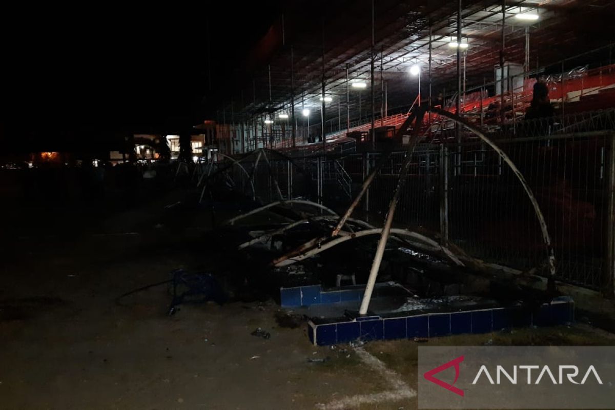Api di Stadion H Dimurthala padam, kaca damkar rusak dilempar benda keras