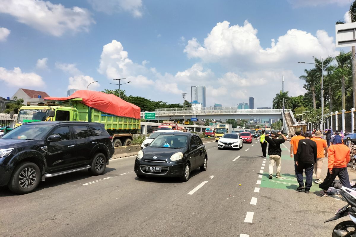 Jalan Gatot Subroto depan gedung DPR kembali dibuka