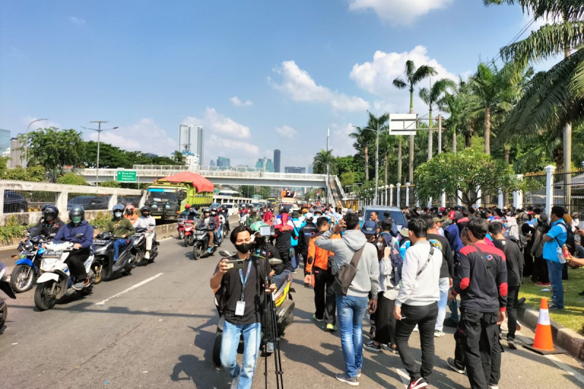 Massa buruh membubarkan diri dari depan gedung DPR RI