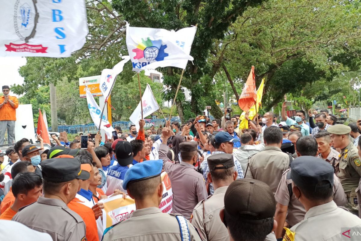 Ratusan buruh kepung DPRD Riau tolak kenaikan harga BBM