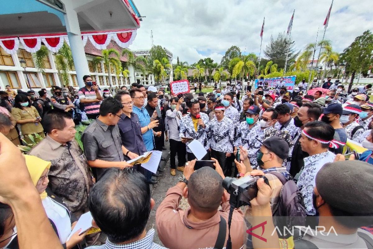 Ratusan guru datangi DPRD Kalteng tuntut pengembalian TPP sertifikasi