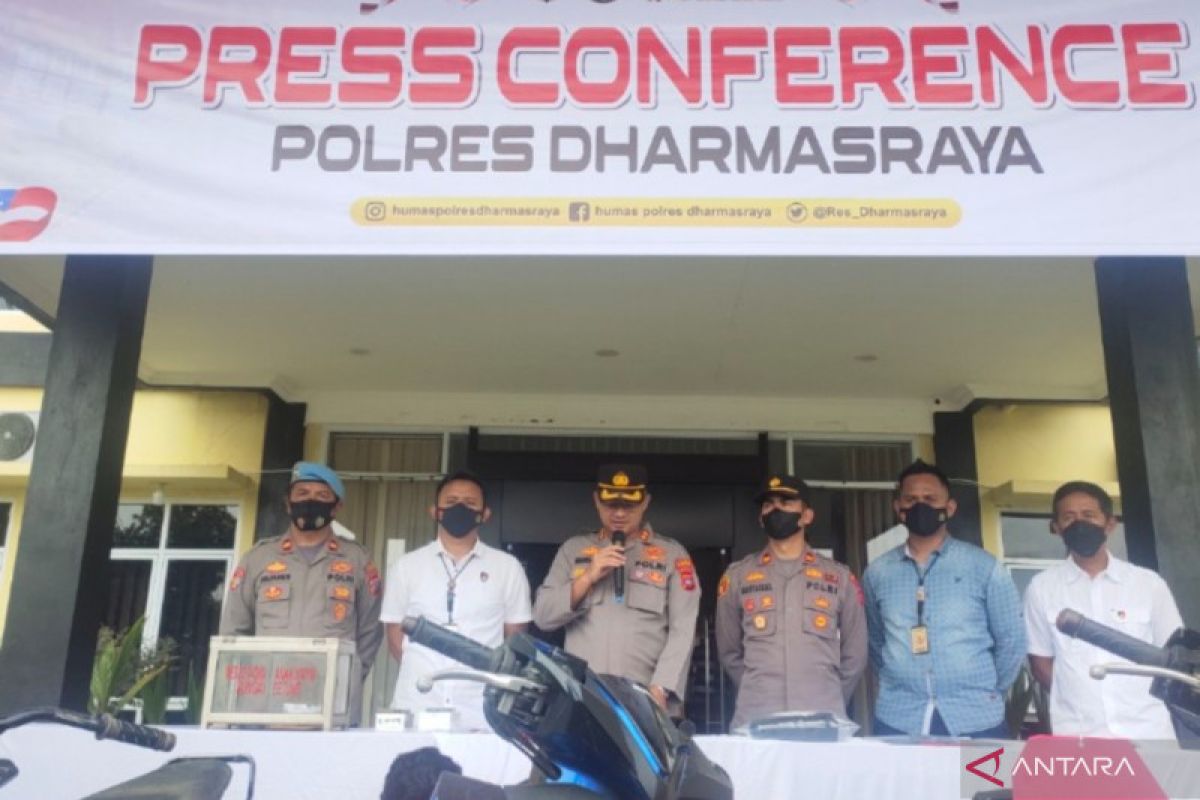 Polisi Dharmasraya bekuk pencuri motor modus beri bantuan