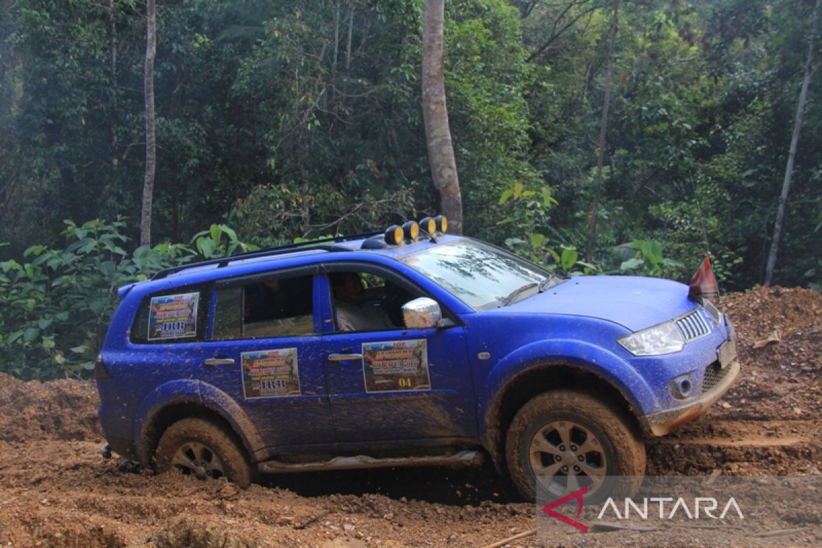 Pemkab Lanny Jaya hibahkan 4 pajero untuk Provinsi Papua Pegunungan