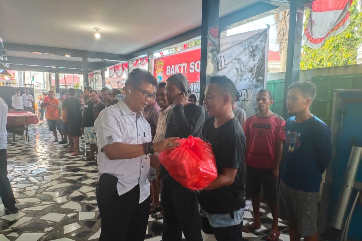Puluhan sopir angkot di Ternate terima bansos kenaikan harga BBM, cukup sebagai solusi jangka pendek