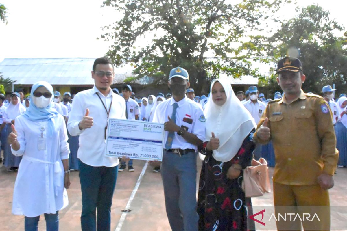 BPJamsostek serahkan beasiswa anak pekerja di Gorontalo