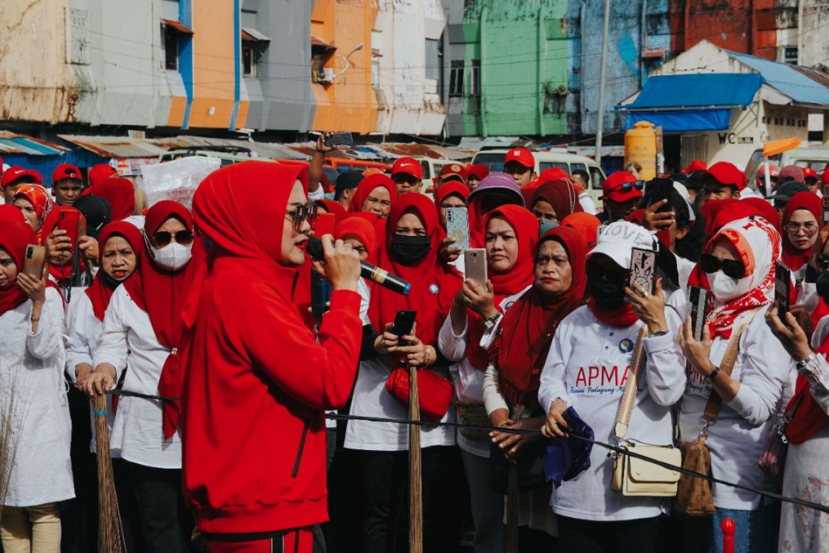 Istri Gubernur Maluku Widya Pratiwi Murad bersama pedagang bersihkan Pasar Mardika