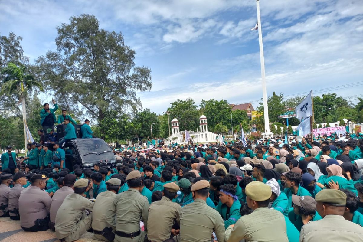 Ribuan mahasiswa USK unjuk rasa tolak BBM di kantor Gubernur Aceh