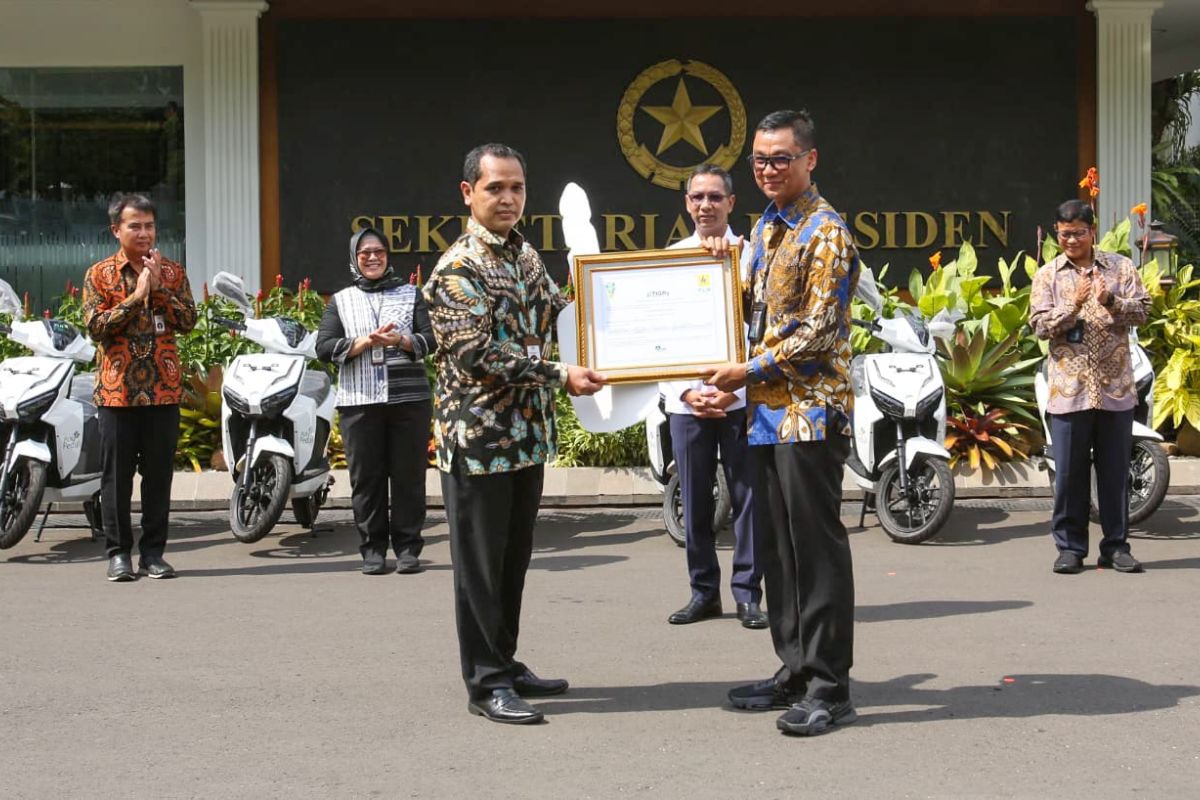 Kemarin, Istana Presiden terima sertifikat EBT hingga SPKLU untuk G20