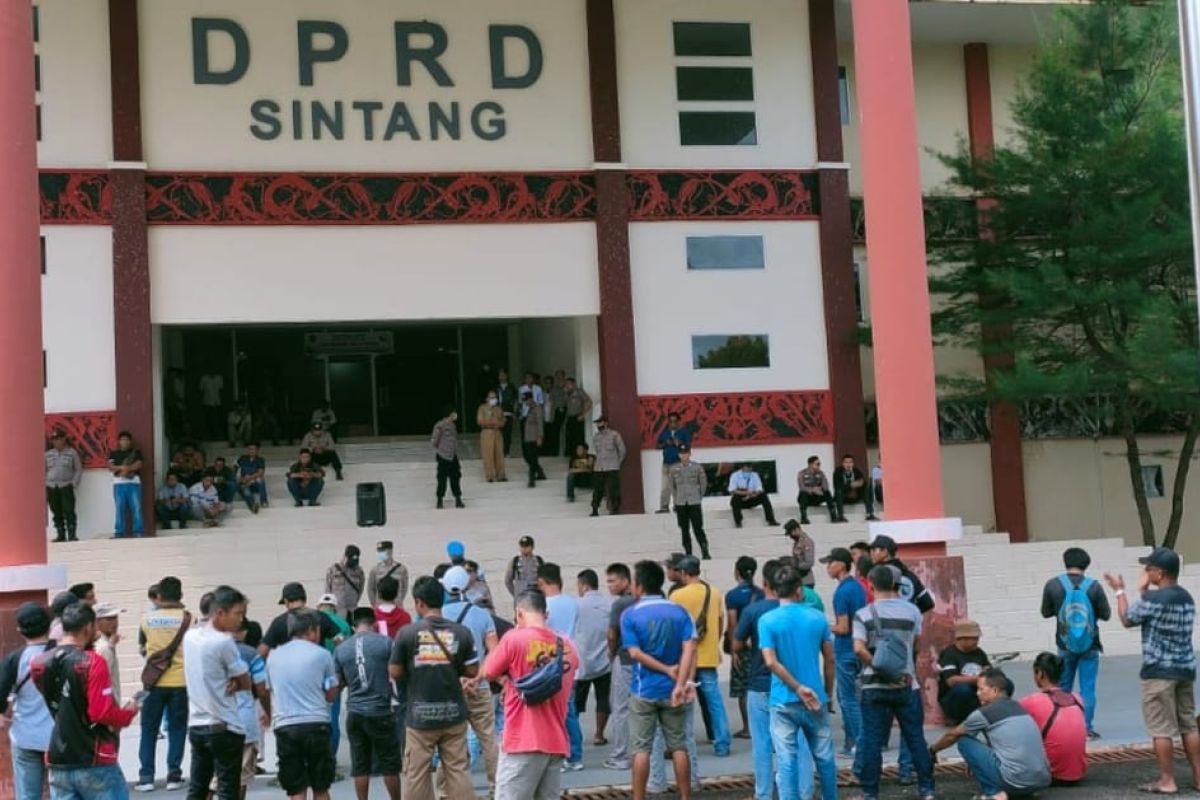 Supir truk demo ke DPRD Sintang terkait kelangkaan solar