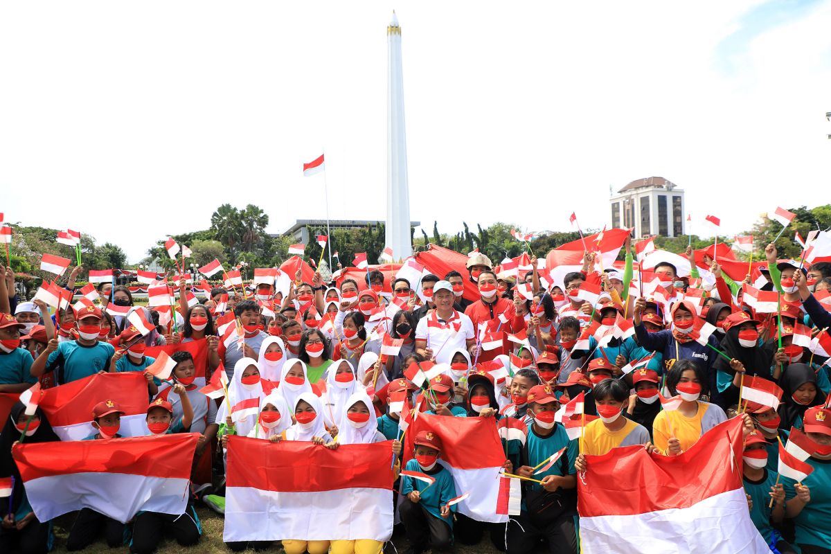 Gerakan bagi-bagi 10 juta bendera di Surabaya raih penghargaan