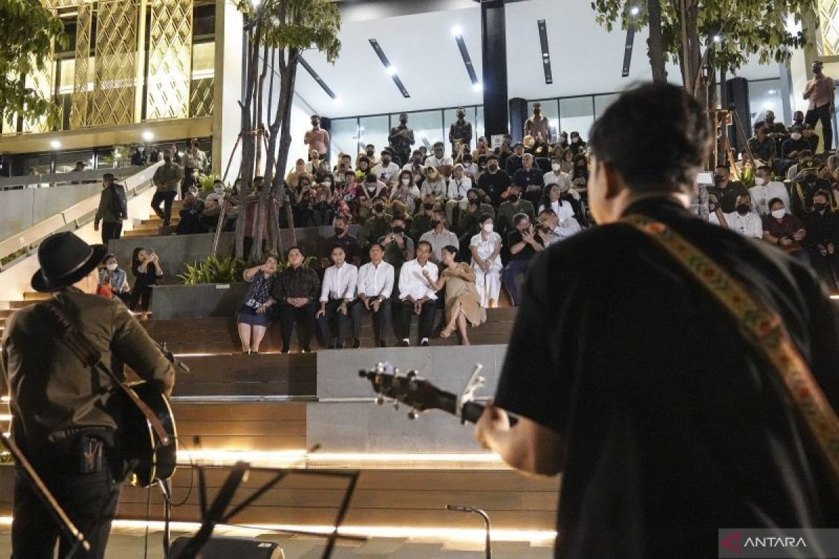 Presiden Jokowi saksikan acara musik "Monday Replay" di Gedung Sarinah, Jakarta