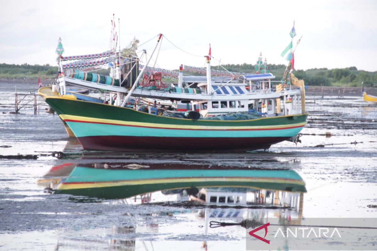 Sebagian nelayan Situbondo beralih profesi jadi kuli angkut
