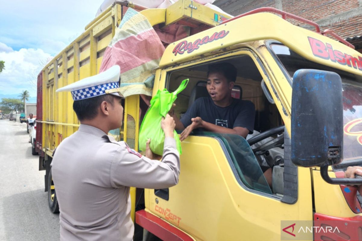 Polres Bima Kota membagikan paket sembako ke warga terdampak kenaikan BBM