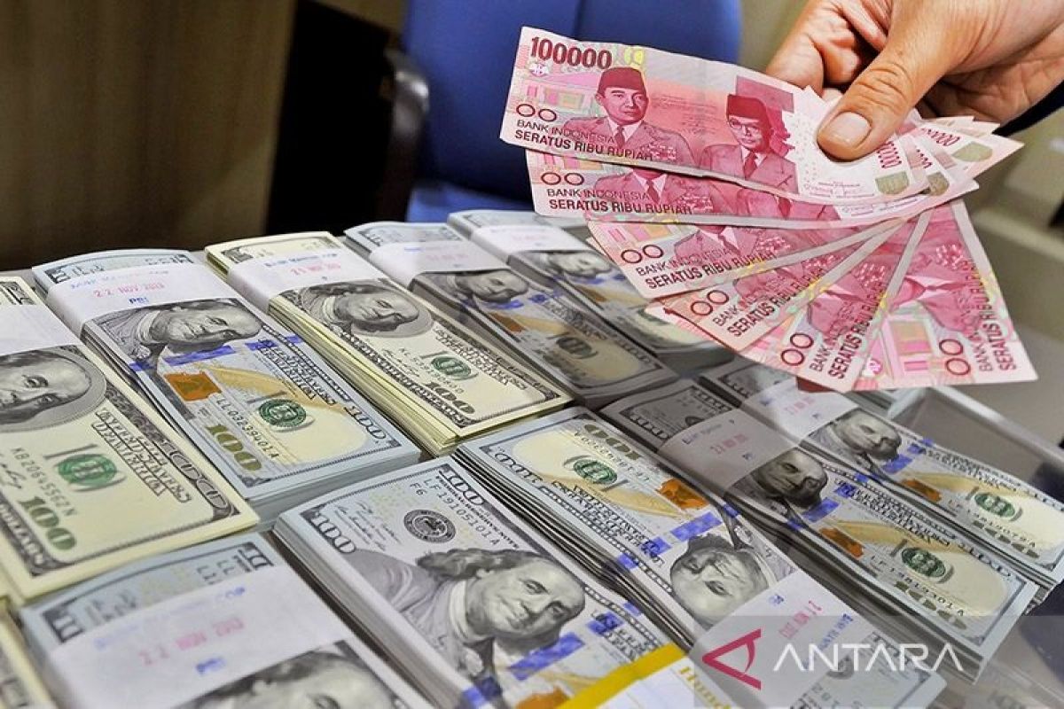 Rupiah menguat tipis, ditopang dolar yang mulai rentan koreksi