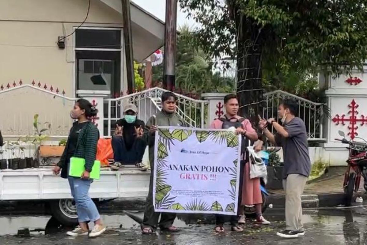 Komunitas lingkungan bagi anakan pohon gratis hadiah untuk Kota Ambon