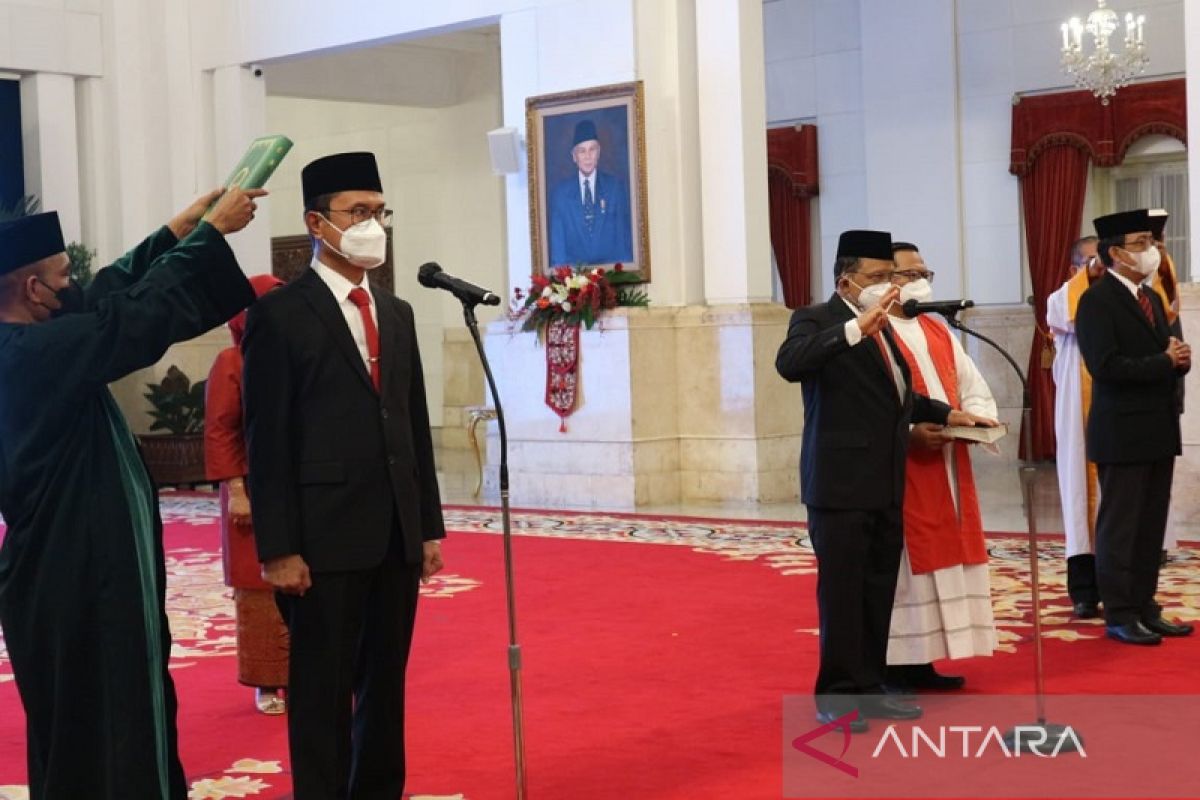 Presiden Jokowi lantik lima Anggota DKPP 2022-2027 Unsur Tokoh Masyarakat di Istana Negara