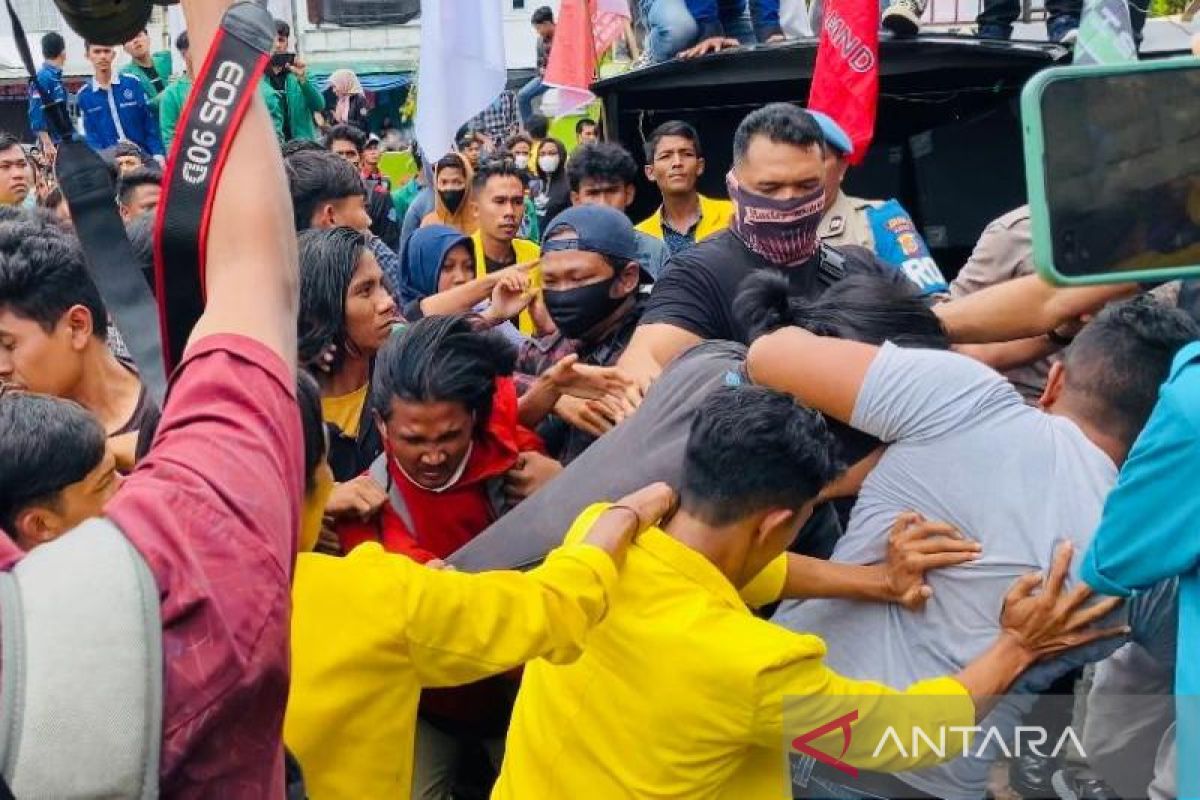 Polisi bubarkan kericuhan antar mahasiswa saat demo di depan Gedung DPRK Aceh Barat
