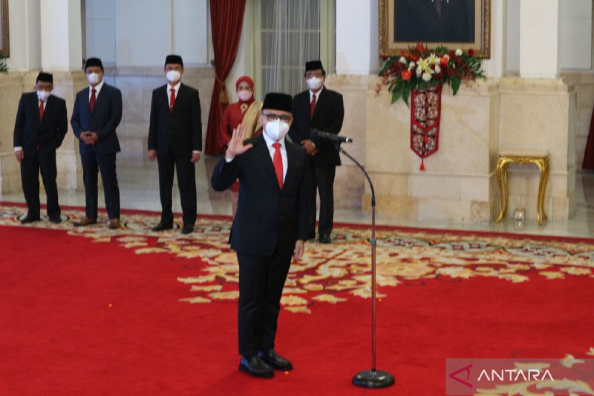 Presiden Joko Widodo lantik Azwar Anas sebagai Menpan-RB di Istana Negara