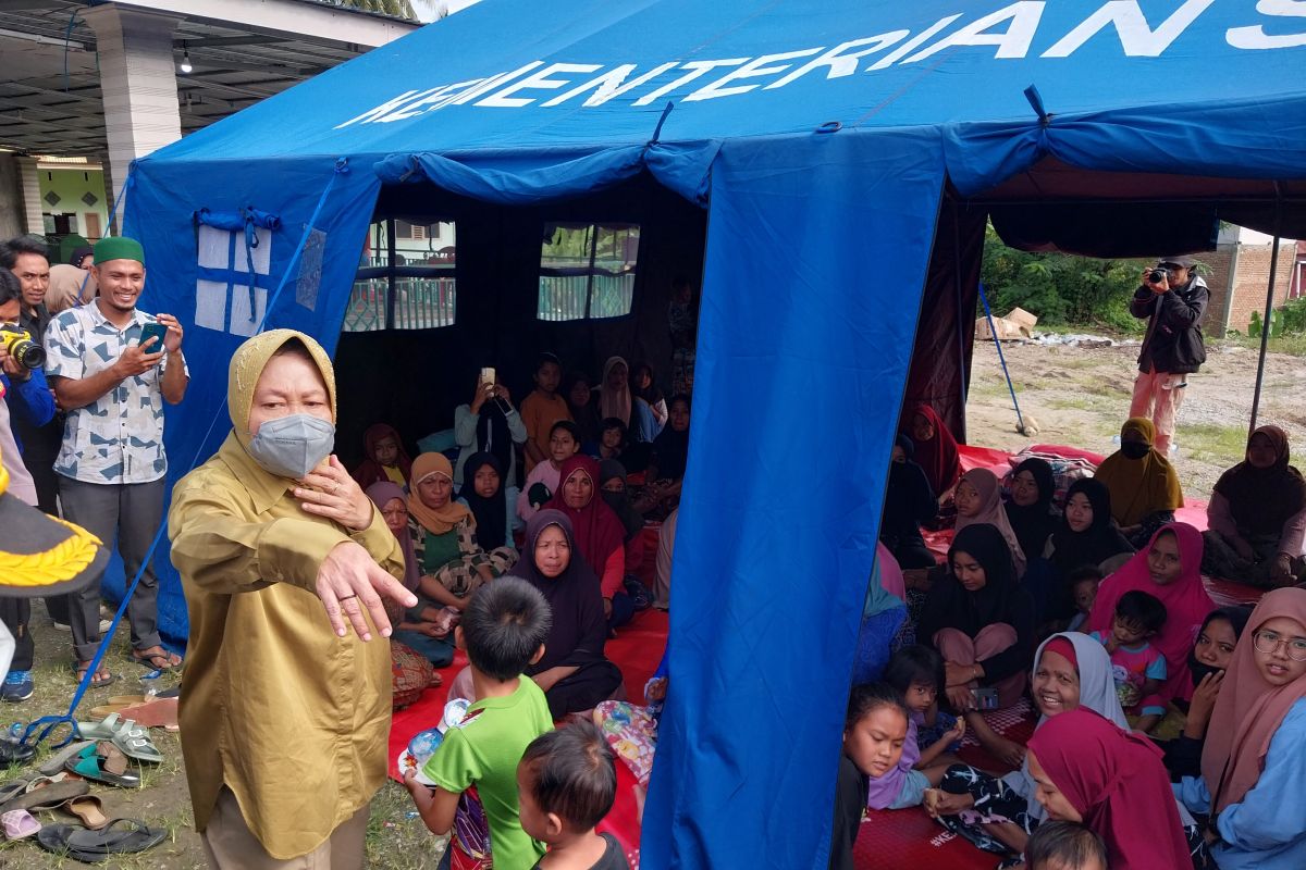 Social Affairs Minister Rismaharani visits Sigi flood evacuees